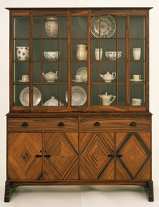 Bücherschrank entworfen von Peter Waals (1870-1937) nach Ernest Gimson, hergestellt von Ernest Smith, 1936-7